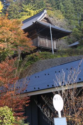 雲風呂にある普門寺の山門
