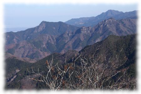 西上州・烏帽子岩から稲含山(右奥)・小沢岳(中央)・桧沢岳を遠望する