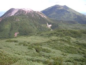 ニトヌプリ山頂よりイワオヌプリ(左)とニセコアンヌプリ
