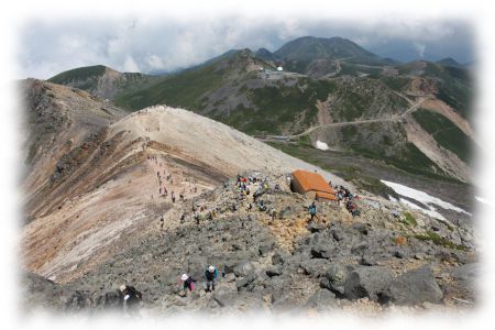 乗鞍岳、剣ヶ峰山頂から畳平方面を望む