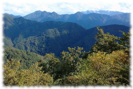 甲州高尾山の隣のコブからお坊山と笹子雁ヶ腹摺山を望む