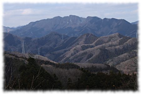 小鹿野町の四阿屋山鳥居山コースから北西に白石山を望む