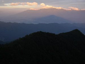 御座山の投影を受ける八ヶ岳