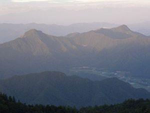 天狗山(左)と男山