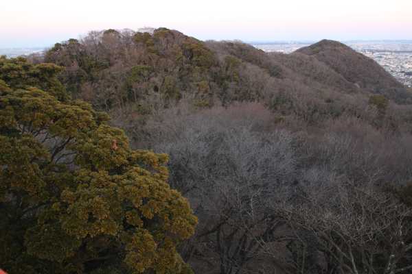 アンテナ塔から振り返る浅間山(左)、高麗山(右)