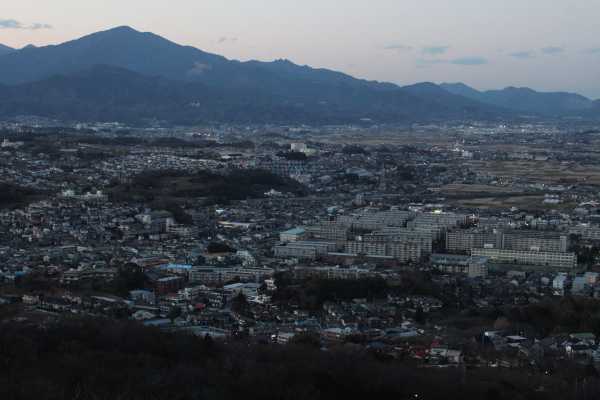 日の陰った秦野盆地、彼方に大山