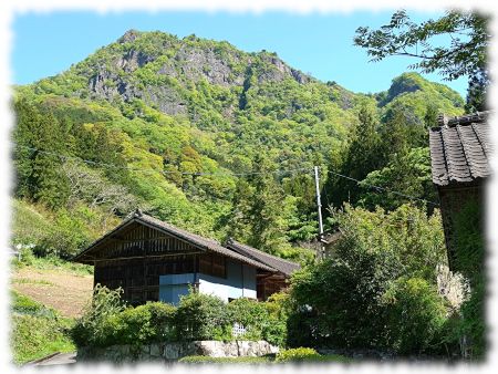 大円地山荘脇から奥久慈男体山を見上げる