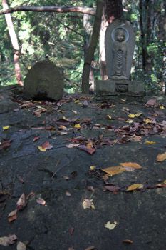 神社裏手の岩塊上に鎮座する石仏