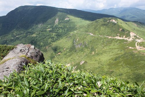 破風岳から御飯岳(奥)と毛無山(右手前)