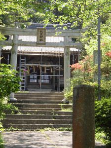 衣笠神社。この日は補修中。