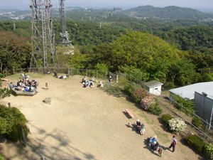 展望台から山頂広場を見下ろす。右奥は砲台山と武山