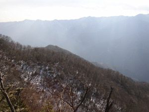 稜線より奥多摩・日原の山並みを仰ぐ