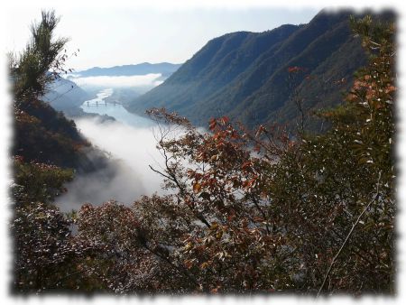 岡山県和気町の佐伯天神山への稜線を目指す途中で朝霧が晴れかかる吉井川を見下ろす。彼方に新田原井堰。