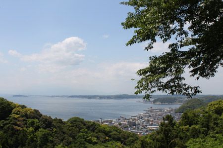 東峰から江ノ島(左奥)、相模湾を望む