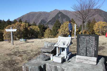 山頂祠の背後彼方に望む檜岳山塊。中央は伊勢沢ノ頭、右端に檜岳。