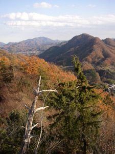 岩稜より石老山(奥)、鶴島御前山と栃穴御殿