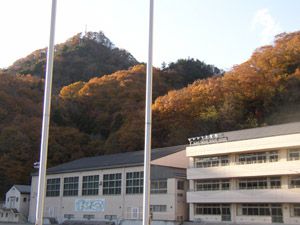 巌中学校校庭から見上げる四方津御前山山頂部
