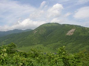 弁天山への途中から八間山を望む