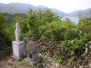 弁天様の像が立つ弁天山の頂。