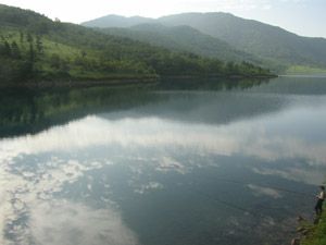 朝の野反湖。右奥は八間山。