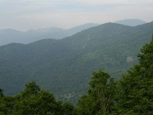 地蔵峠の上から草津白根山(左)と横手山(右奥)を望む