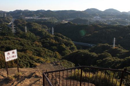 展望台から眺め渡す三浦アルプス。右端に二子山。