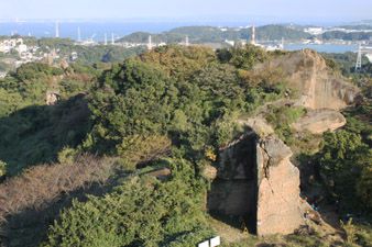 展望台からの鷹取山全景。左奥に前浅間。手前は子不知の岩塔。