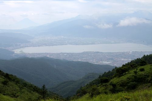 南アルプスの足下に広がる諏訪湖、左手奥に富士山
