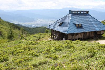 鉢伏山荘、奥は松本盆地、山荘上の山は鉢盛山