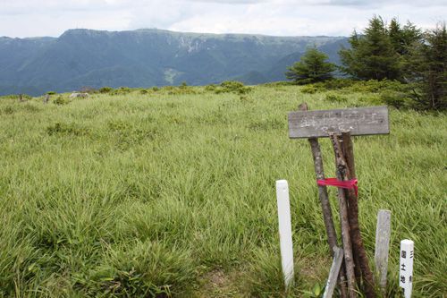 鉢伏山頂。奥に見えるのは美ヶ原の溶岩台地。左端に王ヶ鼻、その右に最高点の王ヶ頭