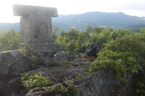 高標山頂、背後は焼額山