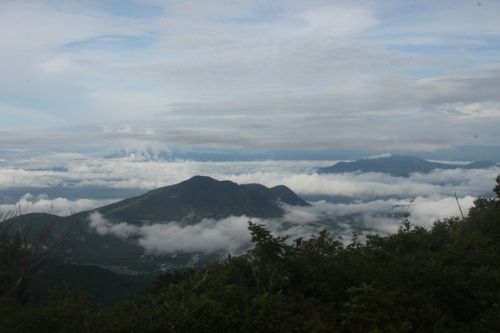 山頂から高社山(前)、斑尾山