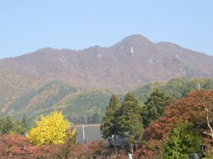 <FONT size="-1">谷厳寺の上の高社山。山頂は右奥</FONT>