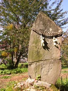 登山道にいくつもある線刻の一番手、不動明王