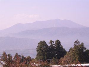 斑尾山を遠望する