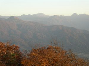 山頂より五輪山(左)、横手山、笠ヶ岳を望む