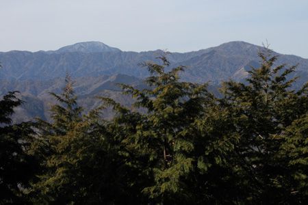 番ヶ平分岐付近から望む御正体山(左)と菰釣山。