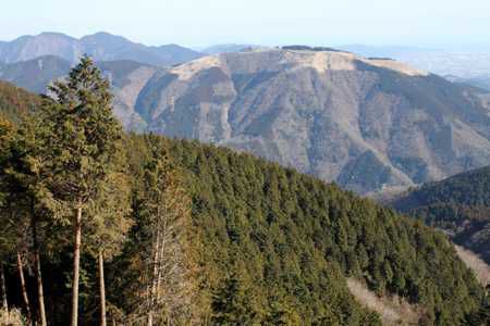 林道脇の崩壊地上から大野山と高松山(左奥)を望む。右奥遙かに相模灘。