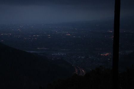 夕闇の松田方面を俯瞰する