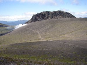 外輪山から中央火口丘の山腹越しの溶岩ドーム