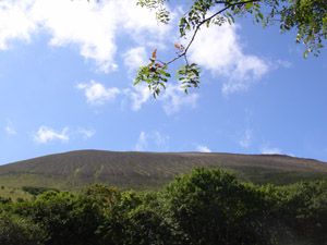 ヒュッテ前駐車場から見上げる樽前山