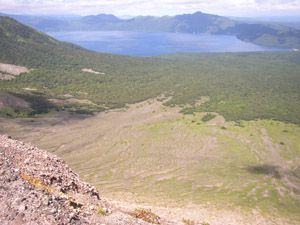 支笏湖、写真中央に左右に走るルートが見える
