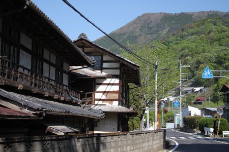 堀之内小学校前から八幡山を見上げる