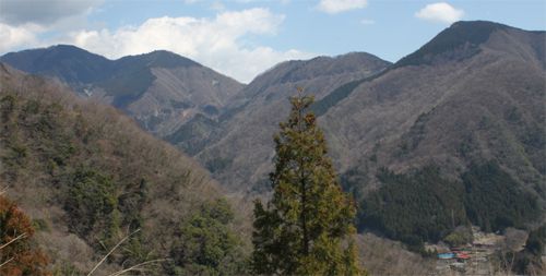 525m峰への登りで振り返る伊勢沢ノ頭(左端)、ブッツェ平(右端)