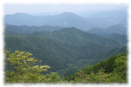 大菩薩・ハマイバ丸付近から扇山（中央奥）、権現山（左奥）を望む。中景は鳥屋ノ丸（1,205m峰）。扇山手前に百蔵山が霞む