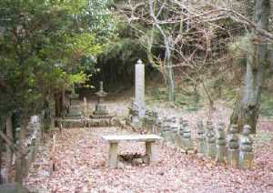 山頂直下の女軍の墓標