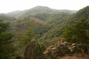 千人岩越しに由加山方面を望む