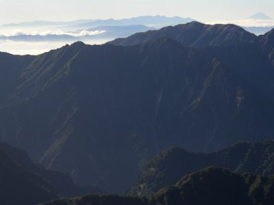at the peak viewing Mt.Narusawa (front left),Mt.Akazawa (right), Mt.Renge (back)