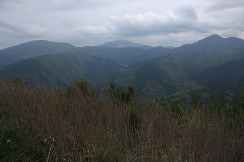 山頂から夕暮れの箱根連山(明神ヶ岳、神山、金時山)