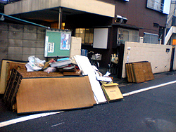 ゴミ屋が一度来たんですが、それでもこの有様